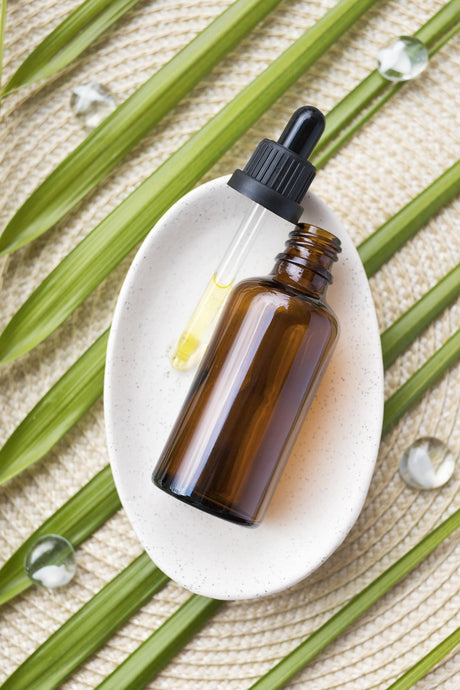 Cbd olie voor het slapen in een bruin flesje met pipet