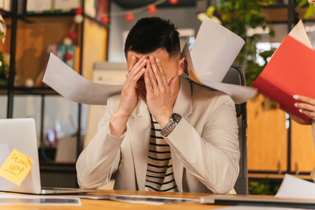 man op kantoor met stress