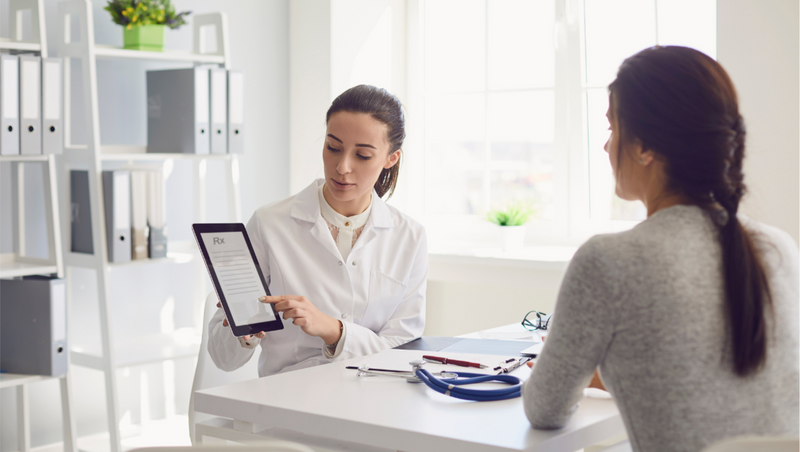 Vriendelijke adviseur tijdens persoonlijk consult